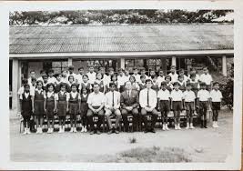 Meskipun keseruan gambar itu nampak biasa, namun gambar itu bisa mengubah mood anda. Gambar Guru Guru Dan Guru Besar Bersama Anak Murid Darjah Pada Tahun Sesiapa Kenal Atau Tahu Nama Anak Sekolah Rendah Inggeris Kuala Nerang Tahun Akhir Tahun 60 S Dan Awal 70 S Facebook