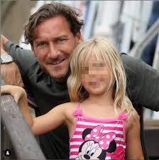 He won the european golden shoe in 2007 and was a world cup winner with italy in 2006. Francesco Totti Ci Da Un Taglio Sul Social Col Nuovo Look Eccolo Con I Capelli Rasati