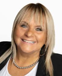 Linda Dussault's Instagram, Twitter & Facebook