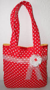 La famosa basket bag, el accesorio preferido de la actriz y cantante jane birkin este objeto es uno de los más trendy y chic reemplazó a los maxi bolsos playeros con estampados sobre tela, transparentes de pvc o vinilo y los. Este Diseno Es Parte De La Coleccion Peque Bolsos De Burbuja Designs Es Para Las Princesas De La Casa De Bolsos De Tela Bolso De Tela Bolsos De Tela Patrones