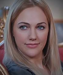 Berkas:Aktris Meryem Uzerli.jpg