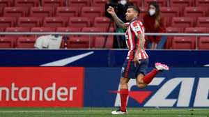 «реал» выиграл свой матч, но гол суареса стал золотым. Atletico Madrid 2 0 Huesca Correa And Carrasco Return Atleti To The Summit