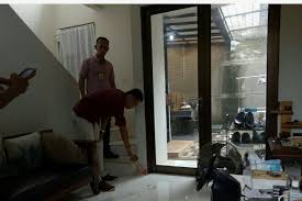 Terus terang aku agak nervous, malu juga dengan edo kenapa aku kelihatan begitu bernafsu ingin bercinta dengan orang lain, bagaimana penilaian dia terhadapku, hhhh.ah biarlah…terlanjur basah. Fakta Fakta Kasus Suami Yang Tega Tusuk Istri Sendiri Di Serpong Utara Halaman All Kompas Com