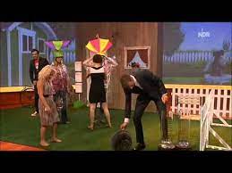 With kai pflaume, jan hofer, vèrena püschel, sarah brandner. Dalli Dalli Vom 20 08 2011 Regenschirmspiel Youtube