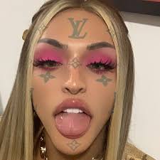 Pabllo vittar é uma cantora, compositora e drag queen, nascida no estado do maranhão. Pabllo Vittar On Instagram Bom Dia Bonecas In 2020 Beauty Makeup Carnival Face Paint