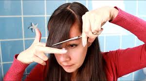 Die 25+ besten frisuren mit schrägem pony ideen auf pinterest. Schrager Pony Diy Haare Selbst Schneiden Youtube