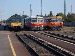 Mátészalka képen látható régi felvételi épülete még ma is áll, itt azonban még üzemelt is, mint állomásépület. Mateszalka Zahony Vasutvonal Wikipedia