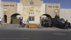 وظهر الشريف حسن،وهو يرتدي بالبدلة الزرقاء الخاصة بالموقوفين، لحظة خروجه من محكمة أمن الدولة بعد أولى جلسات المحاكمة أمس. Ø¥Ø­Ø§Ù„Ø© Ø¨Ø§Ø³Ù… Ø¹ÙˆØ¶ Ø§Ù„Ù„Ù‡ ÙˆØ§Ù„Ø´Ø±ÙŠÙ Ø­Ø³Ù† Ø¥Ù„Ù‰ Ù…Ø­ÙƒÙ…Ø© Ø£Ù…Ù† Ø§Ù„Ø¯ÙˆÙ„Ø©