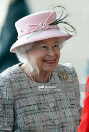 She is known to favor simplicity in court life and is also known to take a serious and. Epingle Sur Queen Elizabeth 2 Windsor