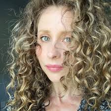 Kelly Dessoye (@KellyJoyce)