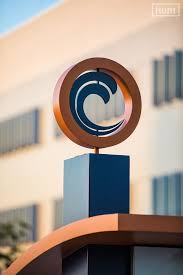 Campus Wide Sign Program For Orange Coast College Digital Kiosks In Dramatic Colors And Designs Link Diverse Faciliti Signage Digital Kiosk Wayfinding Signage