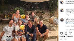 Bastian schweinsteiger ist ursprünglich aus deutschland und hat in allen seinen vereinen auf den positionen mittelfeld, flügelspieler und innenverteidiger die rückennummer 31 getragen. Til Schweiger Trifft Schweinsteiger Familientreffen Auf Mallorca Stern De