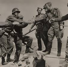 Für mich war hier die frage, ab wann ein kühler kopf wissen konnte, ab wann man die strategie wechseln musste. Torgau 1945 Alles Vollzog Sich Vor Einem Leichenfeld Deutscher Frauen Welt