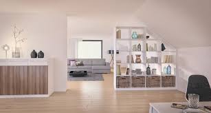 Weisses Regal Als Raumteiler Unter Einer Dachschrage Im Wohnzimmer Mit Dazu Passender Kommode Dachschrage Einrichten Dachschrage Nutzen Raume Mit Dachschragen