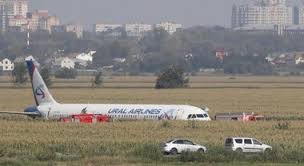 La coppia di occupanti dell'aereo è rimasta incastrata all'interno del velivolo, un cessna. Incidente Aereo Il Messaggero