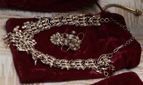 Let's look at your options to find the best necklace the jewelry industry has standard necklace lengths measured in inches, which are more often even a choker on a short neck can make that neck look stubby — and possibly wider than it is. Choker Wikipedia