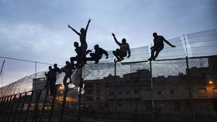 Cientos de migrantes intentan cruzar la frontera hacia la ciudad española de Ceuta | Euronews