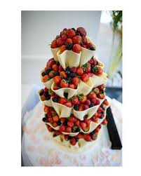 Corbeilles De Fruit Rouge En Chocolat Blanc Wedding Cupcakes Crazy Wedding Cakes Wedding Strawberries