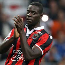 Mario balotelli is an italian professional soccer player who has a net worth of $80 million. Erneuter Arger Fur Mario Balotelli Fussball