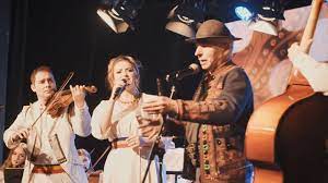 Daca piere straja voastra, a pierit si tara noastra daca piere straja voastra, a pierit si tara noastra. Lavinia Goste Si Grigore Lese Canta Cucu Bata L Vina Live Youtube