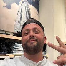 Jonathan Schlender's Instagram, Twitter & Facebook