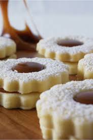 Biscuits Sables Au Caramel Au Beurre Sale Recette Recette Biscuit Sable Recette Biscuit Recette Biscuit De Noel