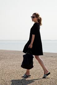 A Brief History Of Shower Shoes The Sandal That S Bewitched The Fashion Industry Fashion Slides Outfit Style