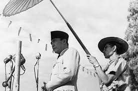 Siapakah kini plipur lara nan setia dan perwira siapakah kini pahlawan hati pembela bangsa sejati. Lirik Lagu Gugur Bunga Yang Cocok Dinyanyikan Di Hari Pahlawan Portal Jember