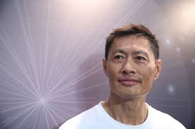 【黃德斌教你增肌不增脂 中年人生再衝刺!】 以前日日落街踢波，而家追巴士都唔夠氣？ 40歲起，肌肉力量會不斷流失，每十年肌肉流失更可達8%*!想keep 住體魄，維持肌肉量，就要攝取足夠蛋白質! é»ƒå¾·æ–Œé›¢å·¢ç„¡ç¶«å°‹æ±‚æ–°æŒ'æˆ°æ–°çªç ´ éŒ¢éƒ½å¥½ç·Šè¦ ä½†æˆ'ç‡æ©Ÿæœƒå¤šå•² é¦™æ¸¯01 å³æ™‚å¨›æ¨‚