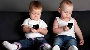 Inilah 7 bahaya smartphone bagi anak usia dibawah 12 tahun. Pengaruh Gadget Bagi Perkembangan Anak Di Bawah Umur Kompasiana Com