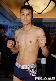 참고로 동명의 복싱선수 최용수가 있는데요. ìµœìš©ìˆ˜ ë¶ˆí˜¹ì„ í›Œì© ë„˜ê¸´ ë³µì„œì˜ íƒ„íƒ„í•œ ë³µê·¼ ëˆˆê¸¸ Mkí¬í†  ë§¤ì¼ê²½ì œ