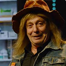 Trop pressée de manger, la voilà bien coiffée avec un petit air de Ronnie  Dubé de Daniel Lemire. 🎃👻😂 #HalloweenEnAoût Crédit photo : Elmer Aguilar  📸