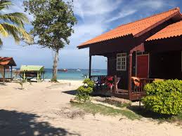 Air lautnya yang jernih, pasir pantai yang putih bersih dan berbagai spesis hidupan laut yang boleh dilihat tidak jauh dari persisiran pantai menjadi tarikan pelancong untuk bercuti di pulau redang. Redang Lagoon Chalet Pulau Redang Terengganu Aeinna Musa