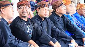 Sedangkan untuk celananya, memiliki ukuran yang besar dan dinamakan komprang. Pakaian Adat Jawa Barat 4 Hal Terkait Busana Tradisional Suku Sunda