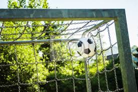 Wann ist der ball im tor? Ball Im Kreuzeck Am Boltzplatz Mit Gegenlicht Und Stimmung Fototapete Fototapeten Hit Uberqueren Kette Myloview De