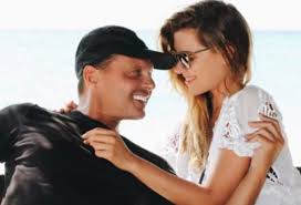 En el año 1993 protagonizó el video musical de la canción suave junto a luis miguel. Mariana Fabbiani Fue Piropeada Por Luis Miguel
