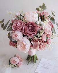 Details such as realist looking leaves with veining or thorns on a rose are signs of a higher grade of artificial wedding flowers. 30 Budget Friendly Silk Wedding Bouquets From Lemongrass Wedding My Deer Flowers Bouquets Budgetfrien Blumenstrauss Hochzeit Hochzeit Strauss Hochzeitsblumen