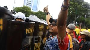 Dilansir situs history, pada masa itu, para buruh dipaksa bekerja 10 hingga 16 jam sehari. Hari Buruh Tanpa Demonstrasi Polisi Hanya Pasang Spanduk Metro Tempo Co