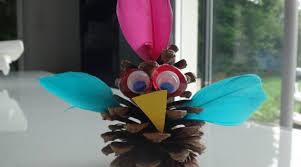 Vous cherchez une activité manuelle à faire avec vos enfants ?j'ai exactement ce qu'il vous faut : Activite Pomme De Pin Drole D Oiseau Manzabull