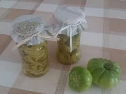 In un colapasta capiente fate uno strato di pomodori ed uno di sale grosso fino ad esaurimento dei pomodori. Ricetta Pomodori Verdi Sott Olio Dolcidee