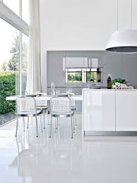 Moderne Hochglanz Kueche Weiss Kuecheninsel Minimalistisch Esstisch Pendelleuchte Metall Moderne Kuchen Inspiration Moderne Weisse Kuchen Kuchendesign Modern