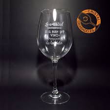 Copas grabadas con frases originales relacionadas con el vino hoy queremos presentaros una nueva sección en los ejemplos de grabado para personalizar copas y vasos de cristal. Pin En Copas De Vino Grabadas