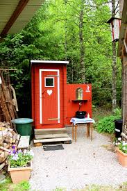 Plumpsklo Mit Pissoire Hinter Der Bretterwand Davor Ein Wasserhahn Mit Antikem Waschbecken Das Abwasser Is Outdoor Toilet Countryside House Outdoor Bathrooms