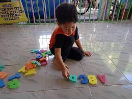 Kemahiran bahasa dan komunikasi merupakan asas pada kemahiran literasi awal kerana tanpa kemahiran ini, kanak kanak sukar melanjutkan kemahiran ke peringkat yang seterusnya. Aktiviti A B C Perkembangan Bahasa Taska Qaseh Imani Facebook