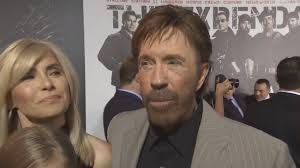 Huyền thoại võ thuật Chuck Norris qua đời ở tuổi 86