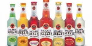 Bacardi nimmt seine vor allem bei jugendlichen beliebten mixgetränke rigo und breezer vom markt. Getrankeindustrie Schlappe Fur Alkopops