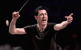 Ezio bosso, da direttore d'orchestra non si ritira e non ha paura. Ezio Bosso La Storia Del Pianista In 15 Foto Dalla Malattia Al Successo Internazionale