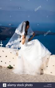 Eine Chinesische Braut Tragt Eine Brautkleid Ist Im Dorf Oia Auf Der Insel Santorin In Griechenland Fotografiert Stockfotografie Alamy
