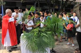Pengumuman minggu palma di paroki bintaro jaya. Minggu Palma Ditandai Perarakan Umat Membawa Daun Palma Suara Surabaya