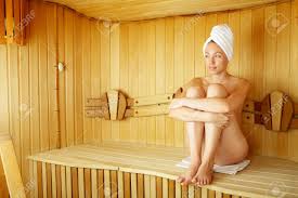 Die Nackte Mädchen Sitzt Auf Einer Bank In Einem Sauna Lizenzfreie Fotos,  Bilder Und Stock Fotografie. Image 3756800.